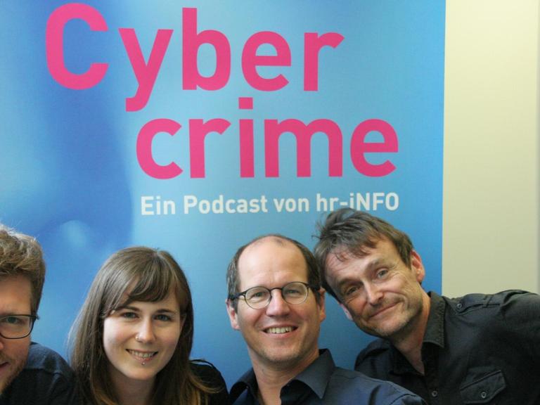 Die Redaktion von Cybercrime, einem Podcast von hr-info, vor dem Logo der Sendung. Henning Steiner (2.v.r) und Oliver Günther (ganz r.) sind die beiden Redakteure des Podcasts.