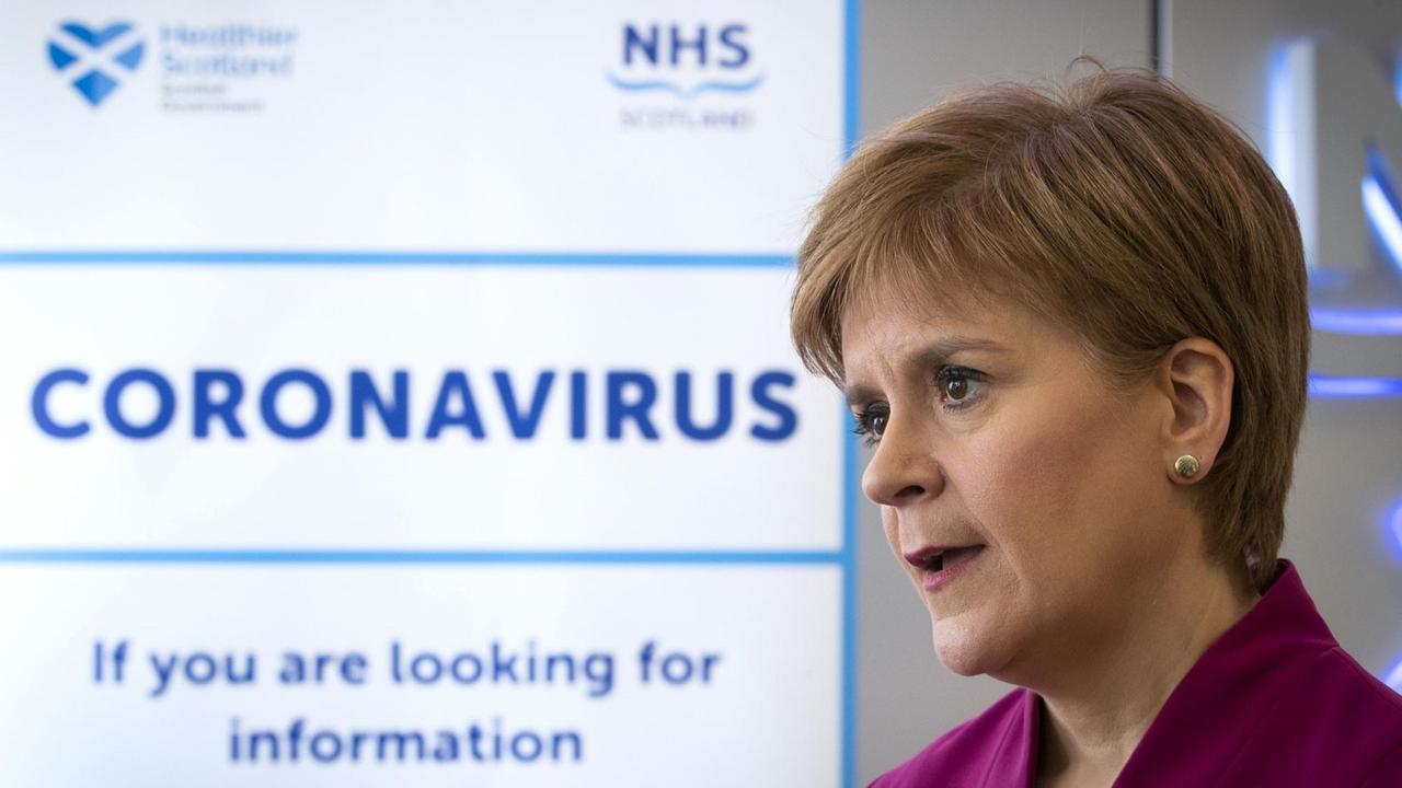 Die schottische Regierungschefin Nicola Sturgeon spricht am 4. März 2020, während eines Besuchs des NHS-24-Kontaktzentrums im Golden Jubilee National Hospital,  in Glasgow zu den MitarbeiterInnen. 
