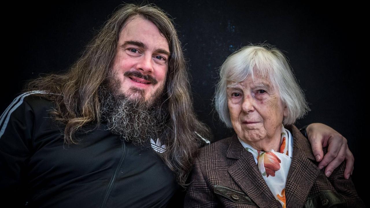 Der Künstler Jonathan Meese mit seiner Mutter Brigitte Meese