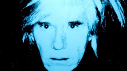 Das Bild zeigt eines von Warhols "Self Portraits", ein stlisiertes Selbstbildnis in blau, in der Sammlung Brandhorst in München