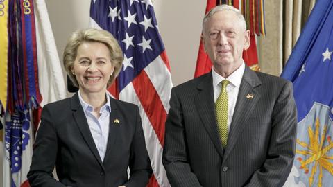 Von der Leyen und Mattis stehen nebeneinander vor der Flagge der USA.