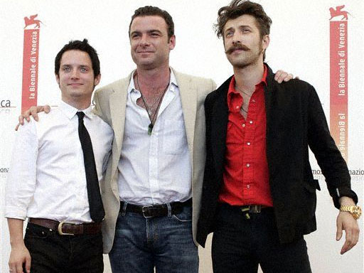 Nach der Vorstellung des Films "Everything is illuminated" in Venedig: Elijah Wood, Liev Schreiber, Eugene Hutz (v.l.n.r.) Nach der Vorstellung des Films "Everything is illuminated" in Venedig: Elijah Wood, Liev Schreiber, Eugene Hutz (v.l.n.r.)