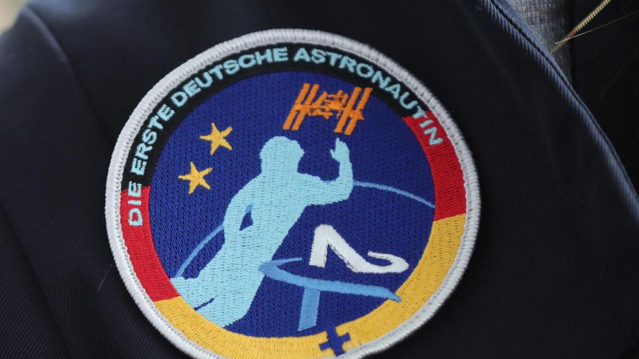 Ein Aufnäher mit der Aufschrift "Die erste deutsche Astronautin", aufgenommen am 19.04.2017 in Berlin während der Bekanntgabe der Gewinnerinnen des Wettbewerbs "Die Astronautin".
