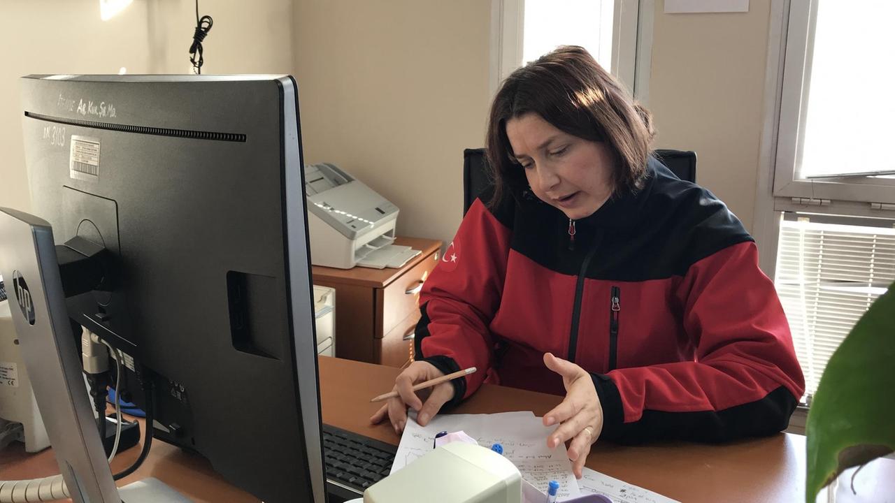 Eine der ersten Frauen im Unternehmen – Feuerwehrfrau Ilknur Uygun in der Zentrale in Izmir.  