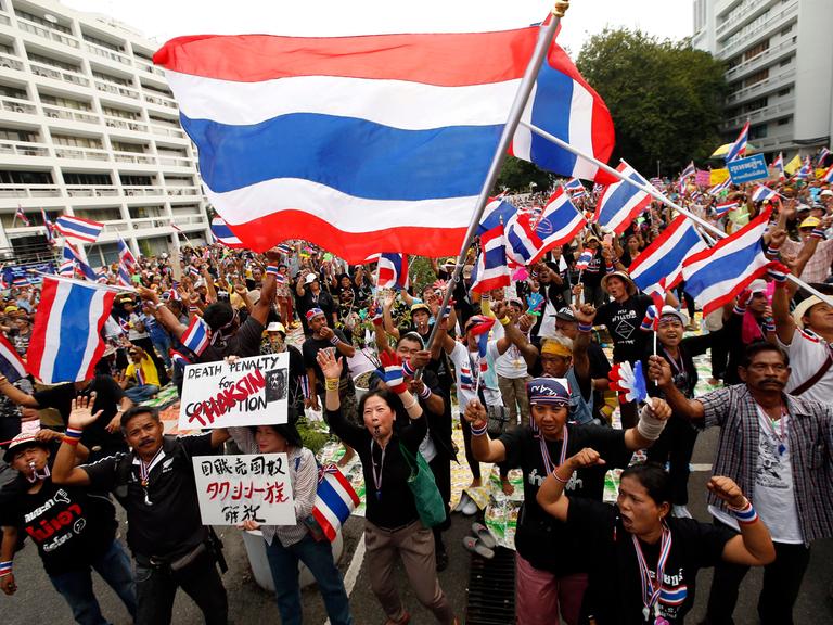 Demonstranten mit Thailand-Flaggen