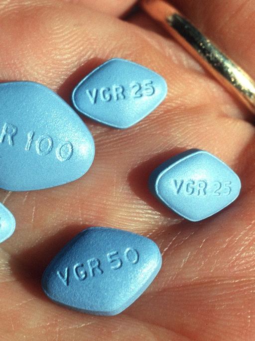 In einer Handfläche liegen Viagra-Tabletten.