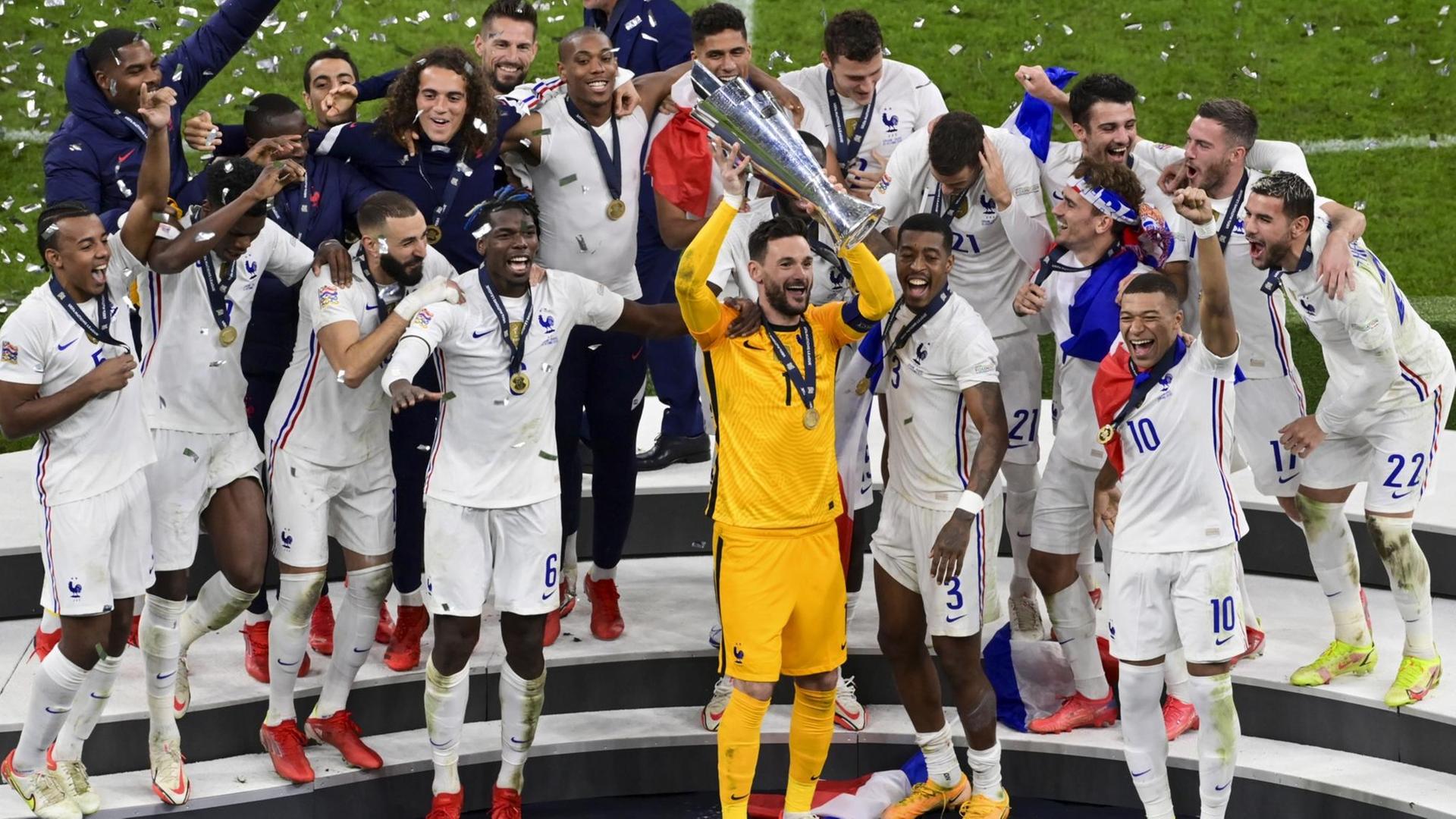 Die Fußballer aus Frankreich halten die Trophäe in der Hand. 