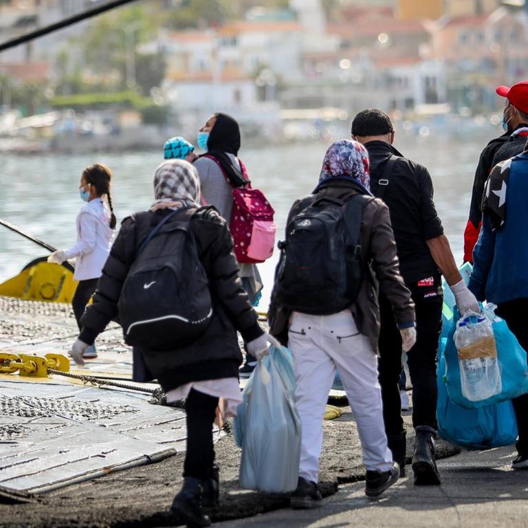 Migranten gehen an Bord einer Fähre, die sie vom völlig überfüllten Flüchtlingslager Moria auf der griechischen Insel Lesbos nach Piräus brachte, von wo sie mit Bussen zu Aufnahmelagern auf dem griechischen Festland gebracht wurden. 