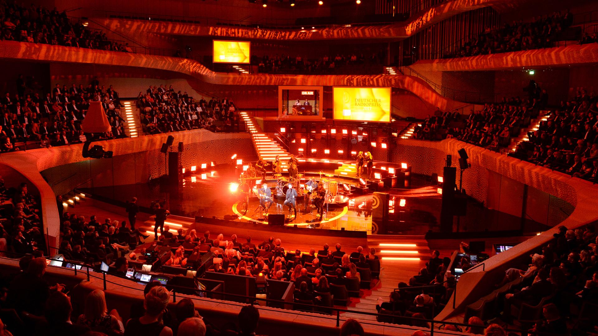 Musiker Peter Maffay tritt am in der Elbphilharmonie in Hamburg bei der Verleihung des Deutschen Radiopreises 2017 auf.
