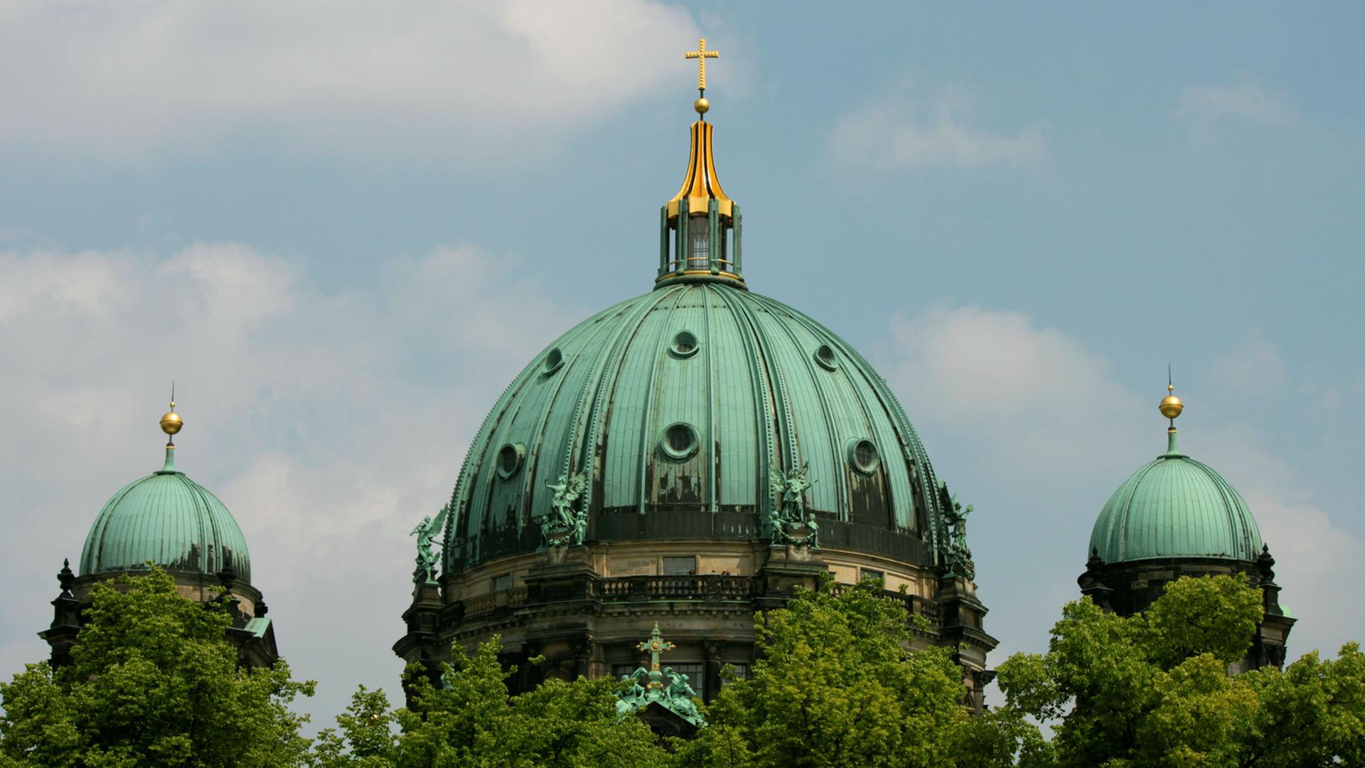 Blick auf die Kuppeln des Berliner Doms. 