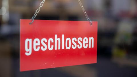 "Geschlossen" steht am 17.03.2020 in Nürnberg auf einem Schild an der Tür eines Restaurants. Wegen des Coronavirus dürfen in der Gastronomie in Bayern vom 18. bis 30. März nur noch Speiselokale und Betriebskantinen von 6 bis 15 Uhr geöffnet haben.