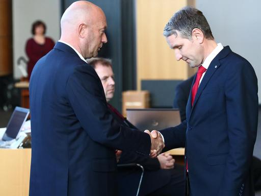 Björn Höcke, AfD Thüringen (rechts) gratuliert dem neuen Ministerpräsidenten Thomas L. Kemmerich (FDP).