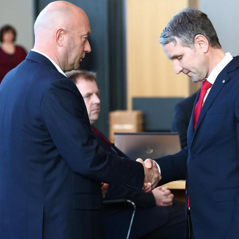 Björn Höcke, AfD Thüringen (rechts) gratuliert dem neuen Ministerpräsidenten Thomas L. Kemmerich (FDP). 