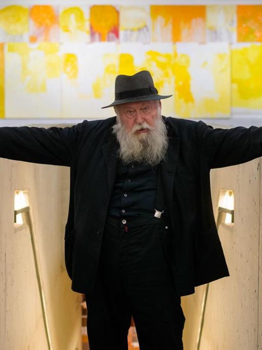 Der österreichische Maler und Aktionskünstler Hermann Nitsch steht im "nitsch museum" vor einigen seiner Werke.