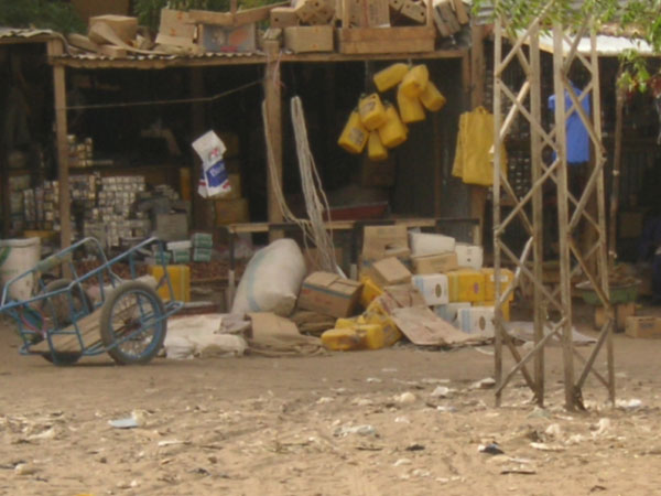 Hinter dem Markt von Gao ist das Tor zur Wüste: Staub, Abfall und Dreck sind jedenfalls schon da.