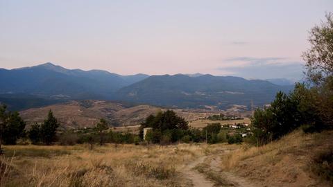 Blick vom Kresna-Tal auf das Pirin-Gebirge in der Abenddämmerung