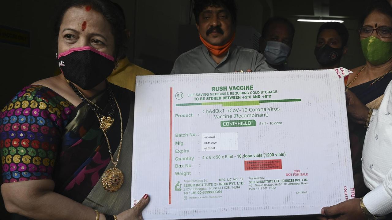Die Bürgermeisterin von Mumbai, Kishori Pednekar (l.), hält einen Karton des Impfstoffs Covishield von AstraZeneca, das direkt in Indien produziert wird. Am 16. Januar beginnt dort die wohl größte Impfaktion, die je ein Land unternommen hat.