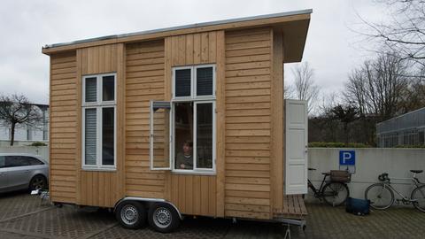 Ein Tiny-House auf dem Gelände des Bauhaus-Archivs.
