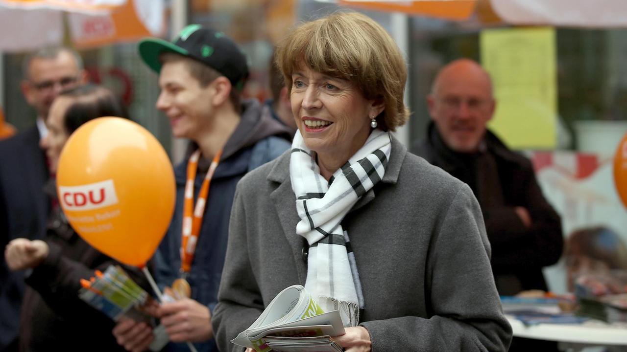 Henriette Reker vor einem CDU-Wahlkampfstand in Köln