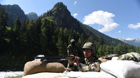 Soldaten der indische Grenztruppen an einem Straßenposten in der Region Ladakh