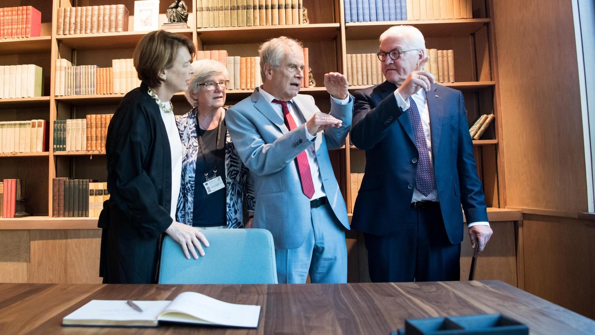Bundespräsident Steinmeier im Gespräch mit Fridolin Mann.