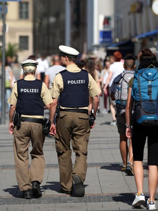 Zwei Polizisten gehen durch die Münchner Fußgängerzone.