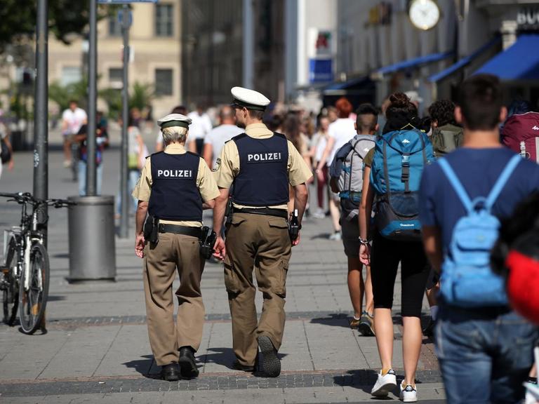 Zwei Polizisten gehen durch die Münchner Fußgängerzone.