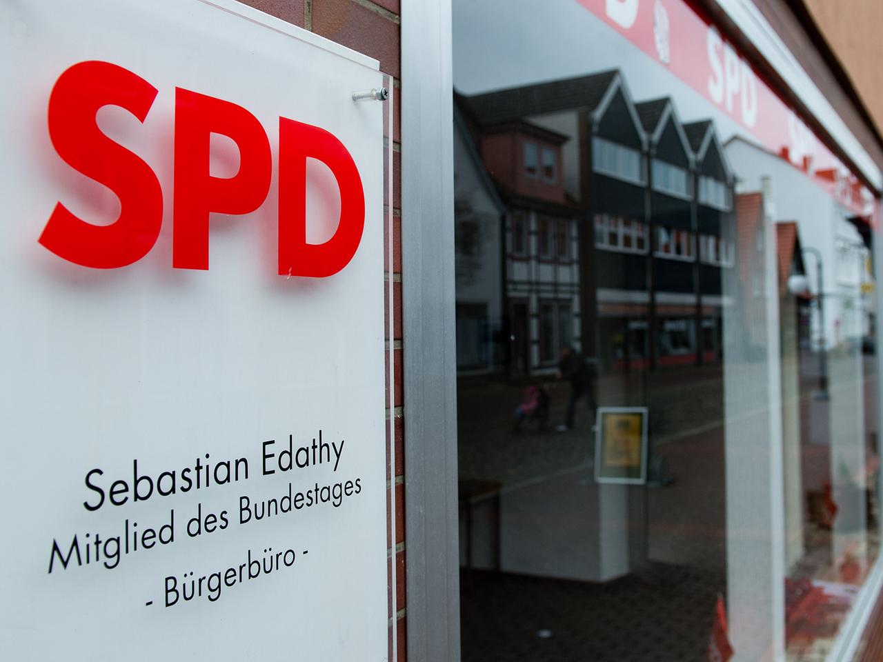 Blick auf das Bürgerbüro von Sebastian Edathy: links ein Schild mit der Aufschrift "SPD - Sebastian Edathy - Mitglied des Bundestages - Bürgerbüro" - rechts davon der Eingang.