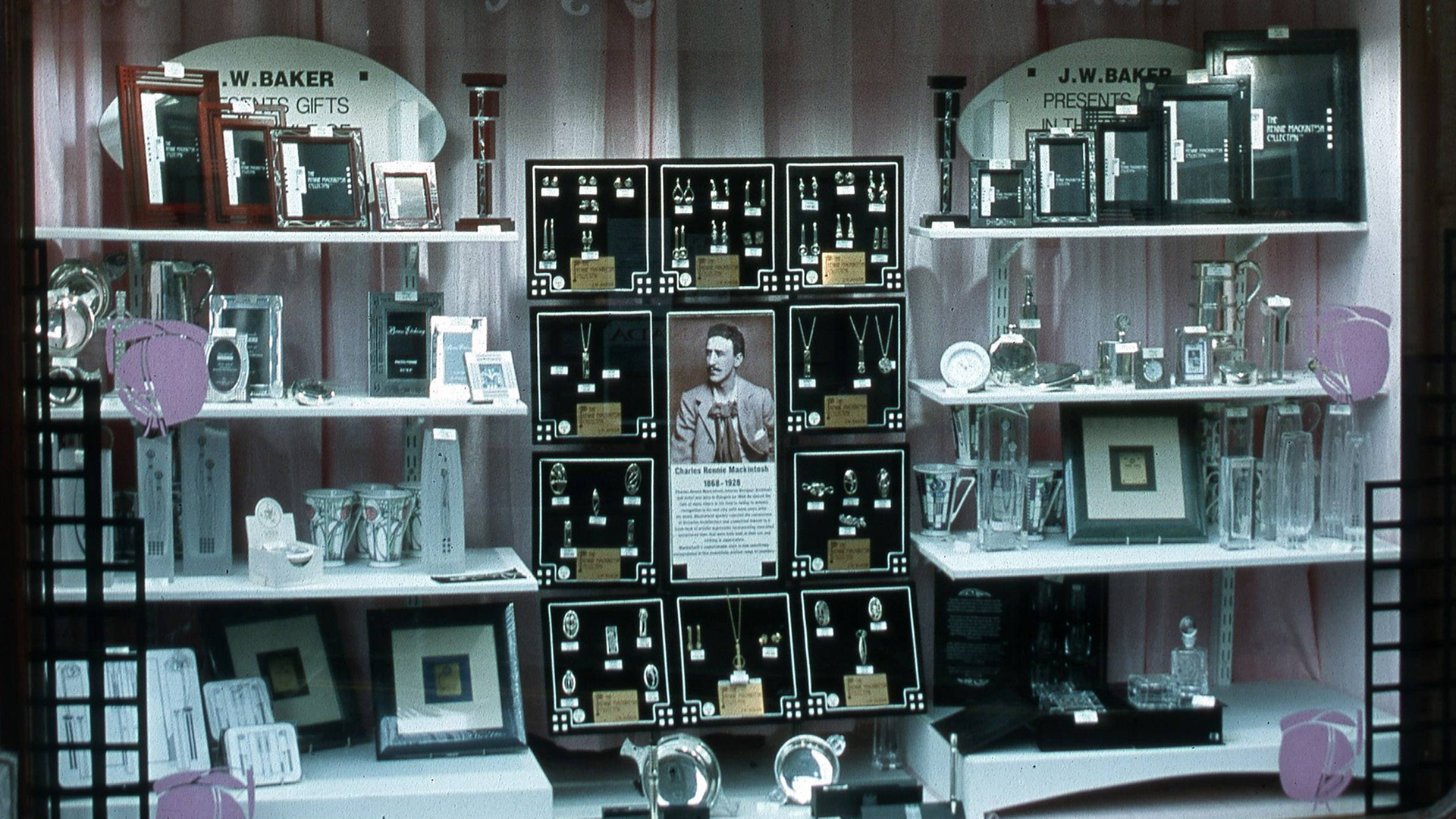 Ein Geschäft in Edinburgh, das sich auf den Verkauf von Bilderrahmen und Schmuck im Stil von Charles Rennie Mackintosh spezialisiert hat.