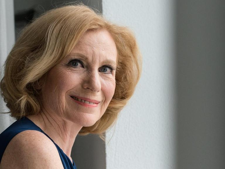 Die Schauspielerin, Sängerin und Kabarettistin Maren Kroymann lächelt von der Seite in die Kamera.