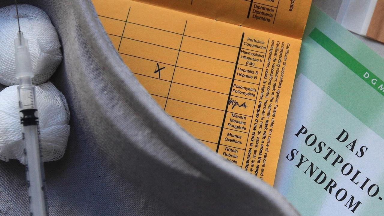Utensilien zur Injektionsimpfung gegen die Krankheit Kinderlähmung liegen am 24.10.2014 in der Universitätsklinik in Magdeburg (Sachsen-Anhalt) bereit.
