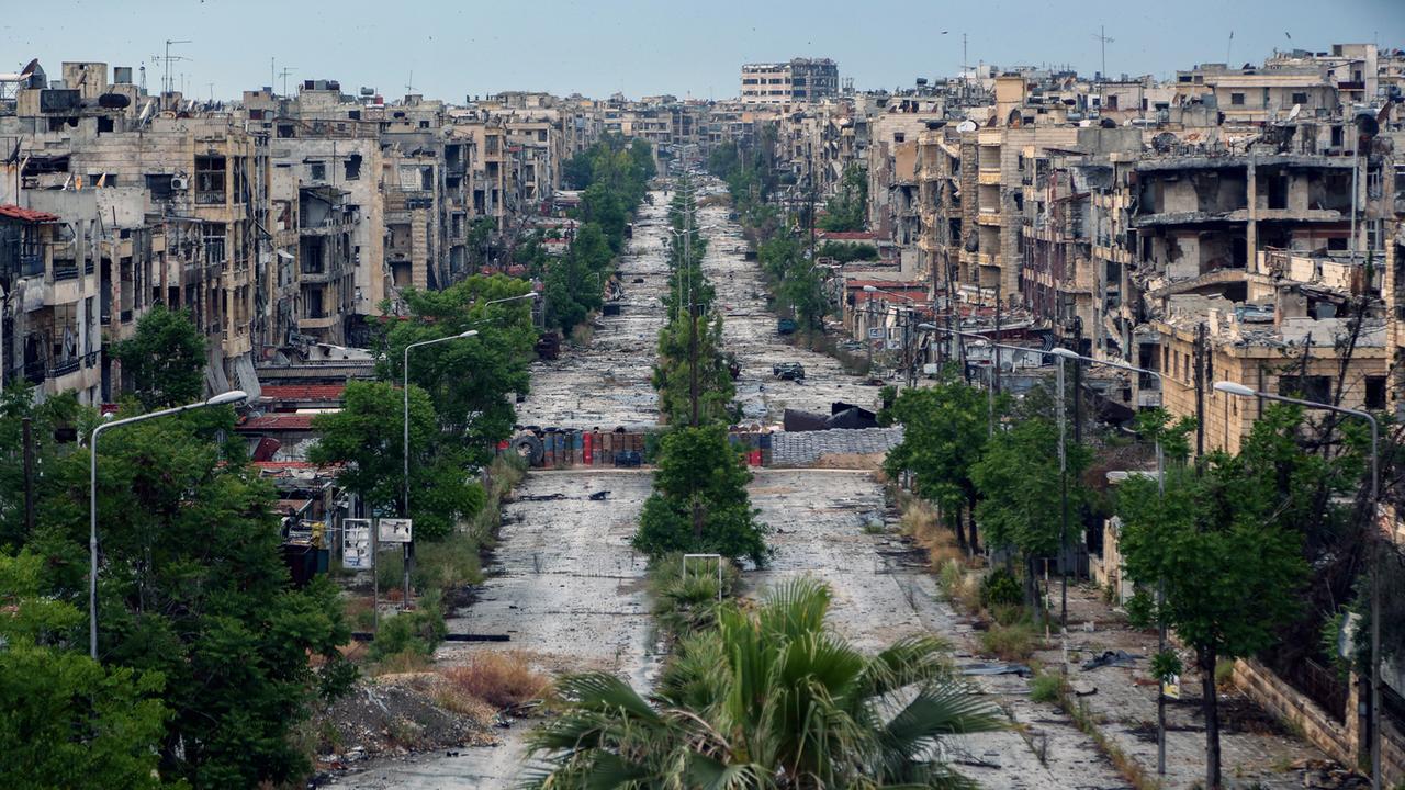 Eine zerstörte Straße in Aleppo