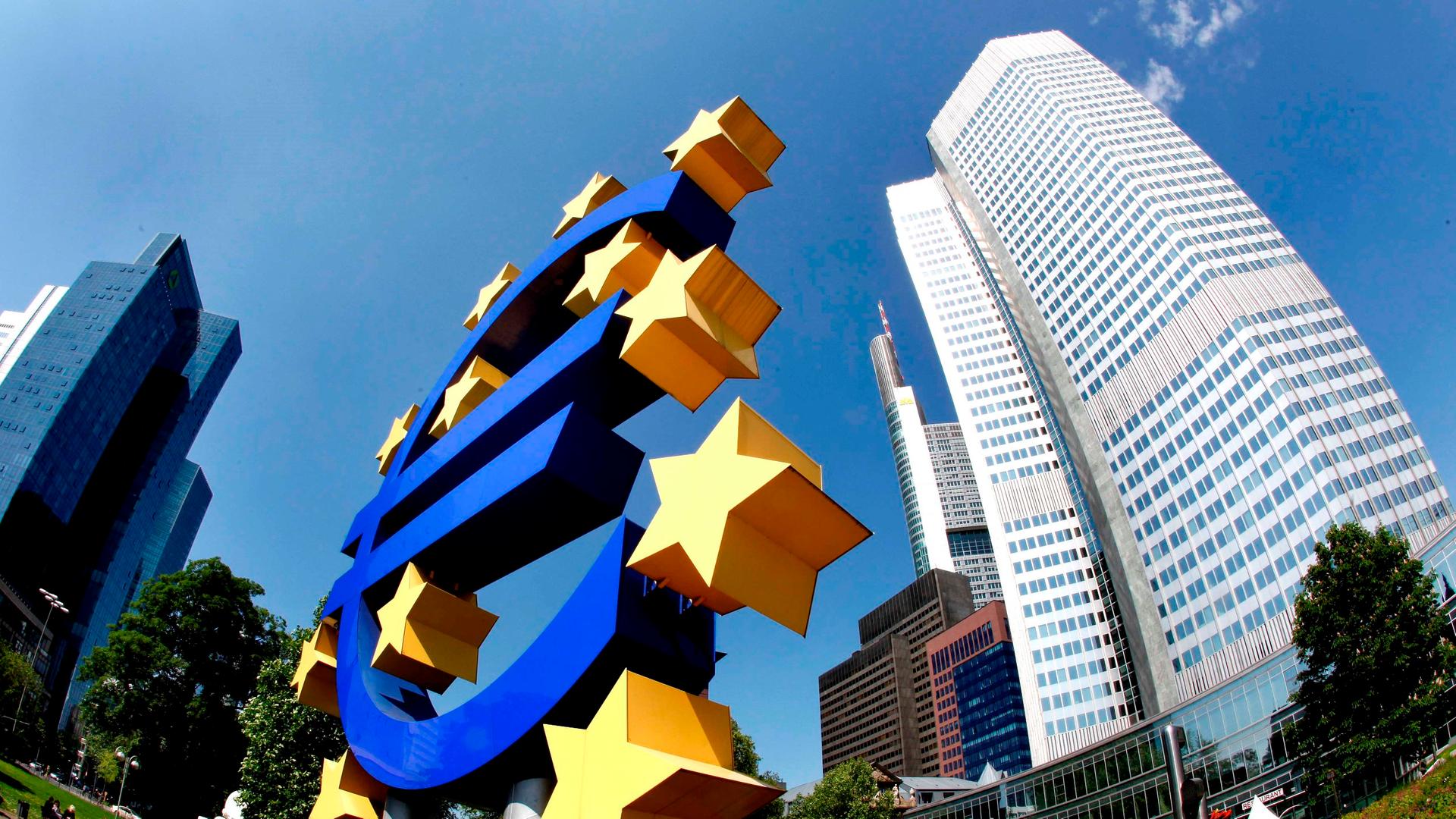 ARCHIV - Das Euro-Logo und die Europaeische Zentralbank, rechts, fotografiert am 7. Mai 2009 in Frankfurt. Am Donnerstag 16. Juli 2009 findet in Frankfurt eine EZB-Ratssitzung statt.  (AP Photo/Michael Probst,Archiv) -- FILE - In this May 7, 2009 file pic