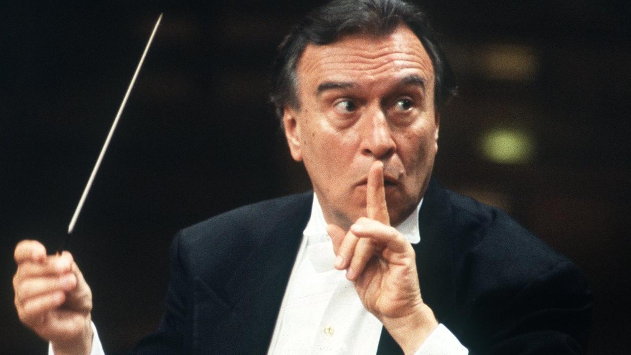 Das Bild zeigt den renommierten italienischen Dirigenten, der seit 1989 als Chefdirigent der Berliner Philharmoniker der Nachfolger von Herbert von Karajan wurde.