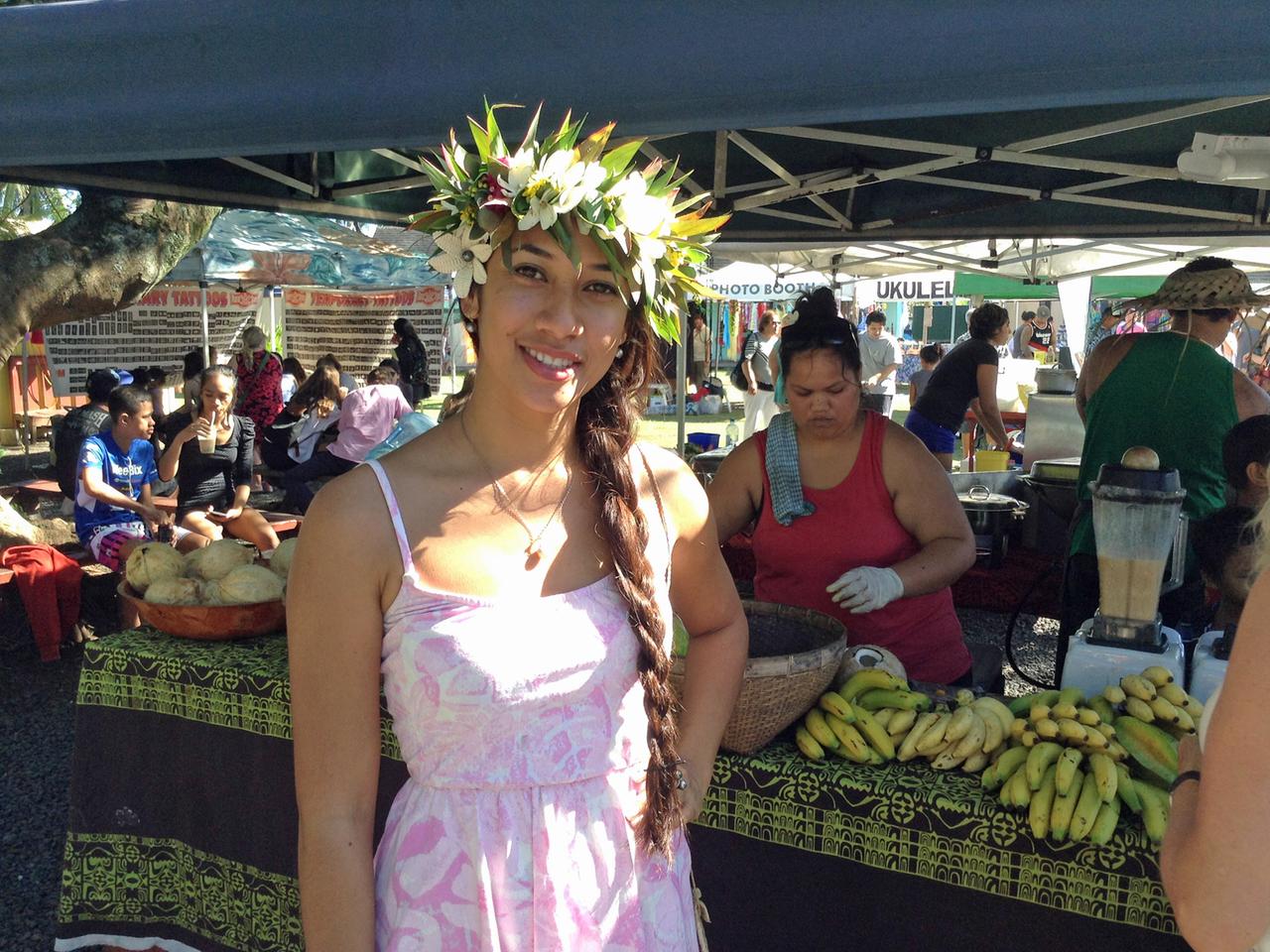 Eine Dame auf Cook Island trägt Blumen im Haar. 