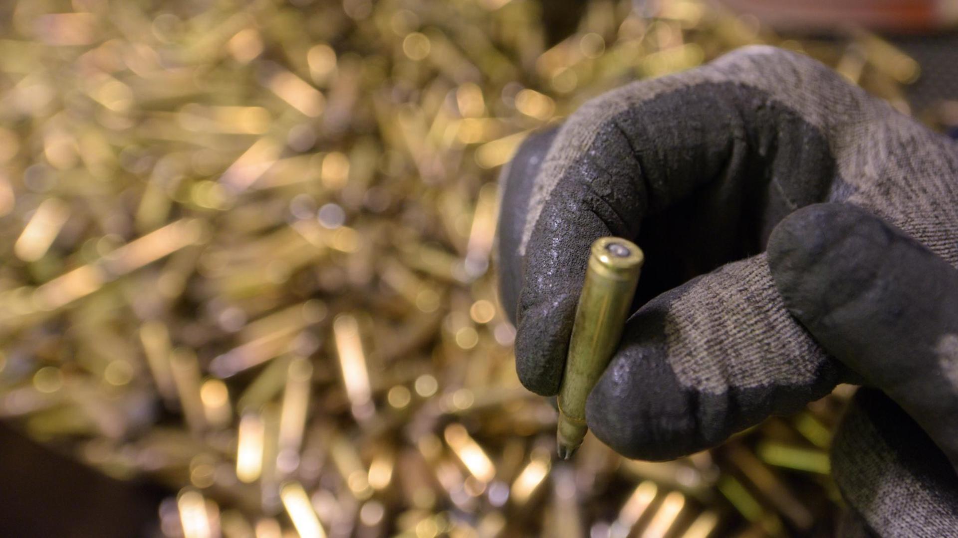 Leere Patronenhülsen werden in Setzingen (Baden-Württemberg) im Munitionsdepot der Bundeswehr auf Rückstände untersucht. Leere Patronenhülsen werden in Setzingen (Baden-Württemberg) im Munitionsdepot der Bundeswehr auf Rückstände untersucht.