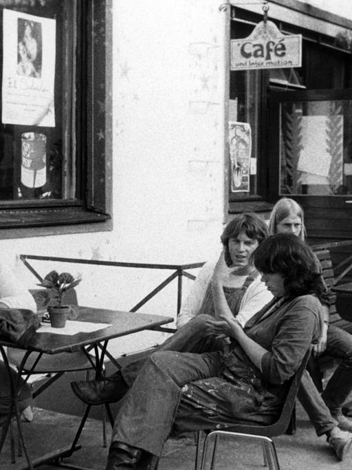 Besucher eines Cafés am 06.06.1980 in der neuen Kultur-und Freizeitstätte auf dem ehemaligen UFA-Gelände in Berlin-Tempelhof.