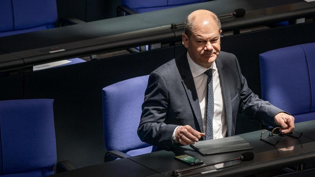 Olaf Scholz, (SPD) und Bundesminister der Finanzen, kommt zur Plenarsitzung des Deutschen Bundestages