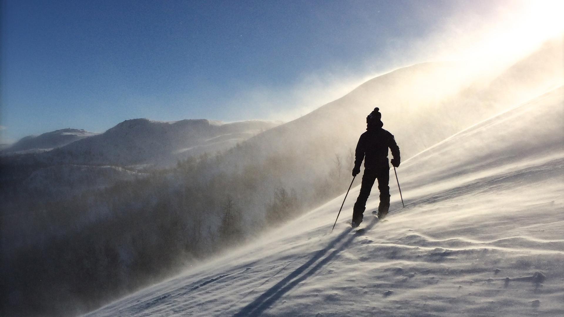 Ein Skifahrer auf einer Piste. Ein Skifahrer auf einer Piste.