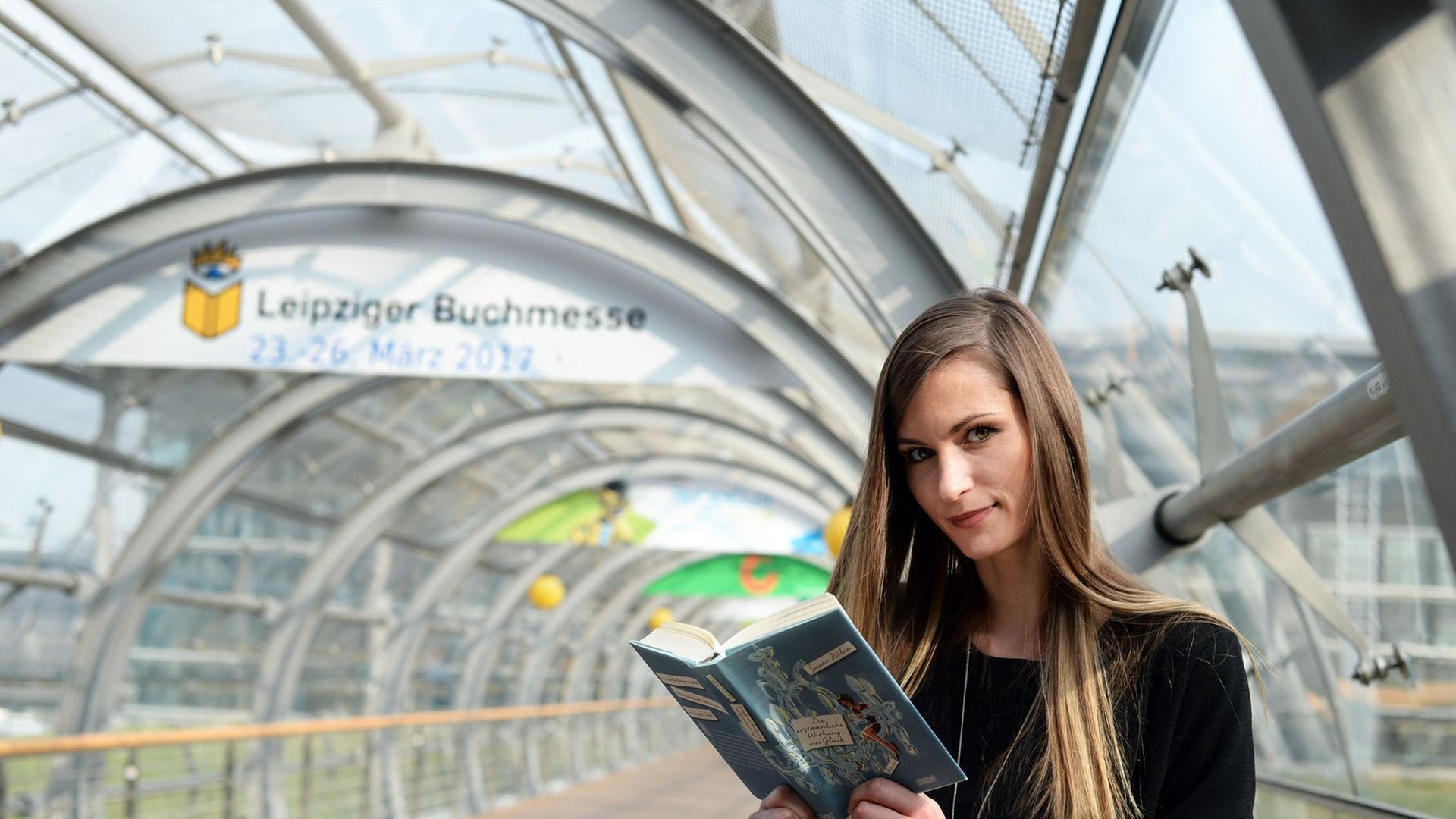 Auf der Leipziger Buchmesse 2016: Ein Frau liest