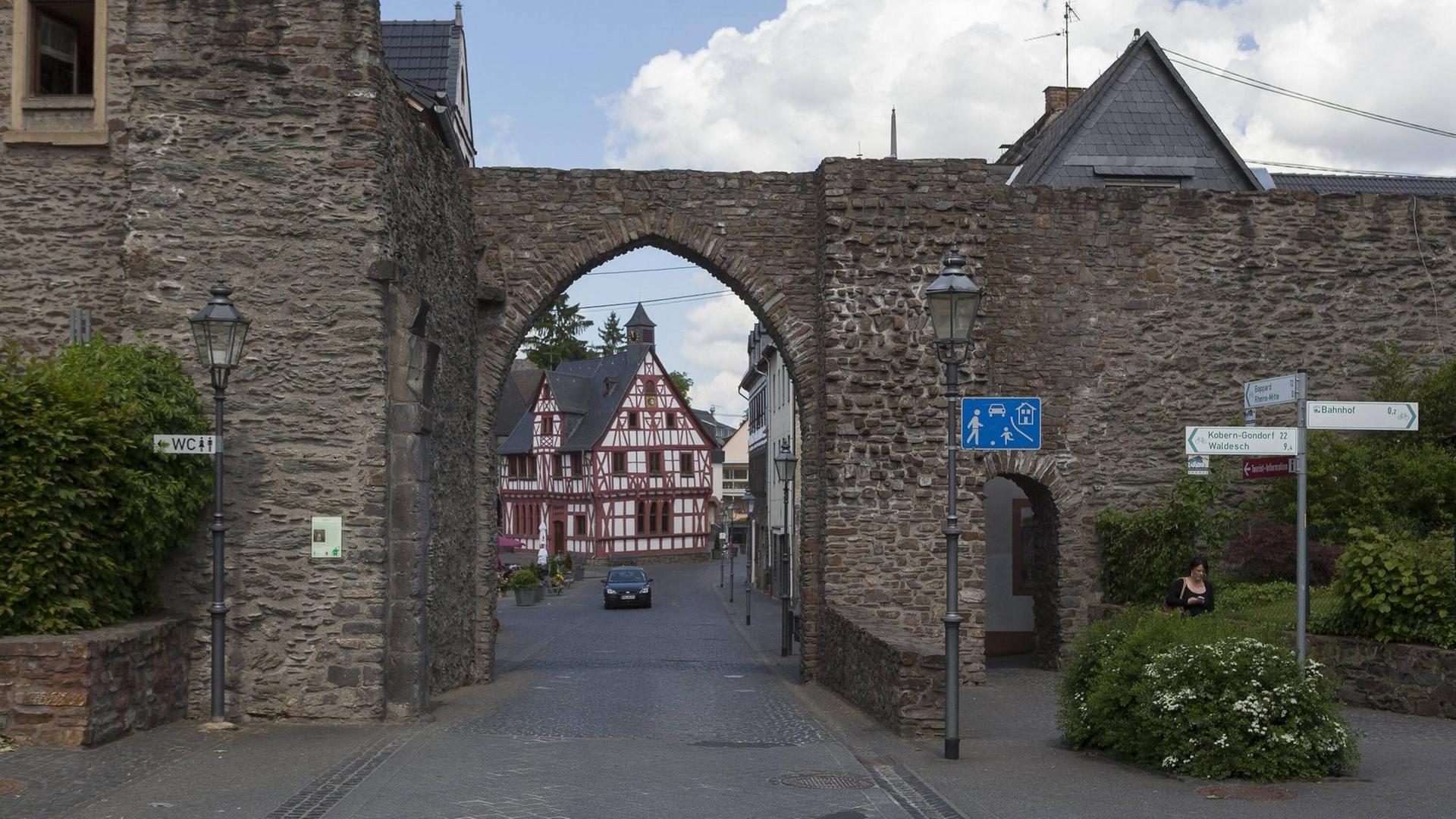Das Kirchtor der Stadt Rhens, im Hintergrund ist das alte Rathaus zu sehen.