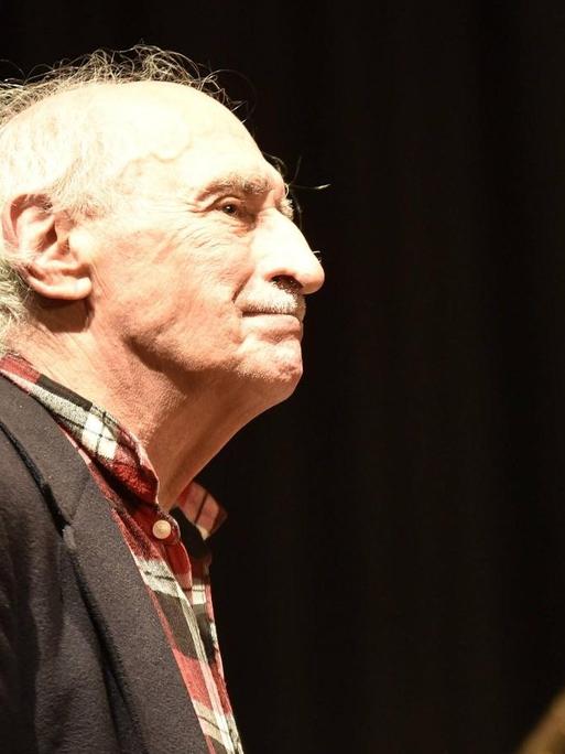 Der amerikanische Komponist und Pianist Frederic Rzewski bei einem Konzert.