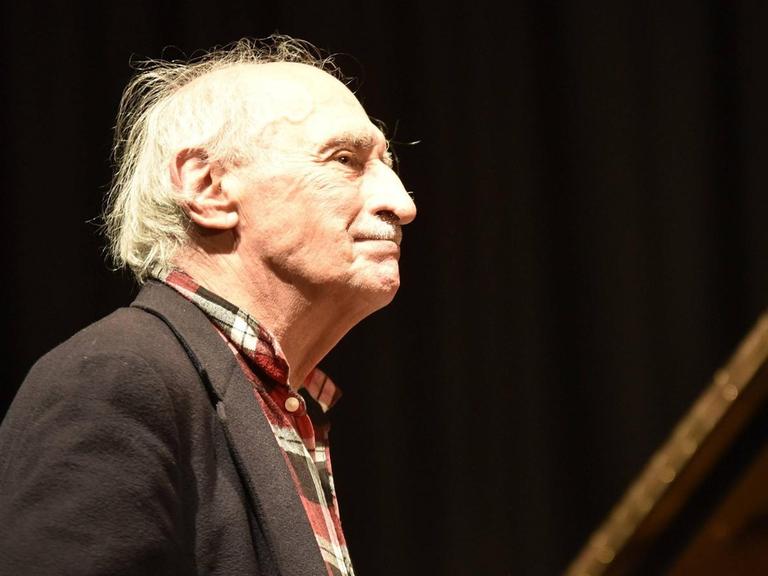 Der amerikanische Komponist und Pianist Frederic Rzewski bei einem Konzert.