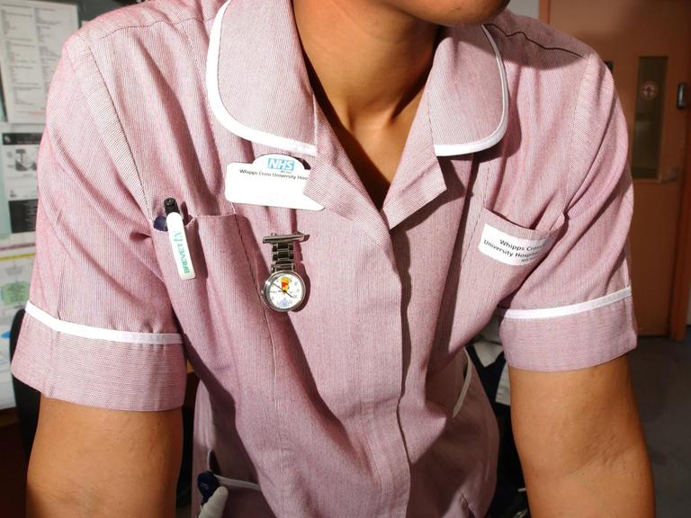 Eine Krankenschwester in einem Londoner Krankenhaus. Viele der Angestellten des britischen Gesundheitssystems NHS kommen aus Osteuropa. Aus Angst vor dem Brexit verlassen viele gerade das Land.