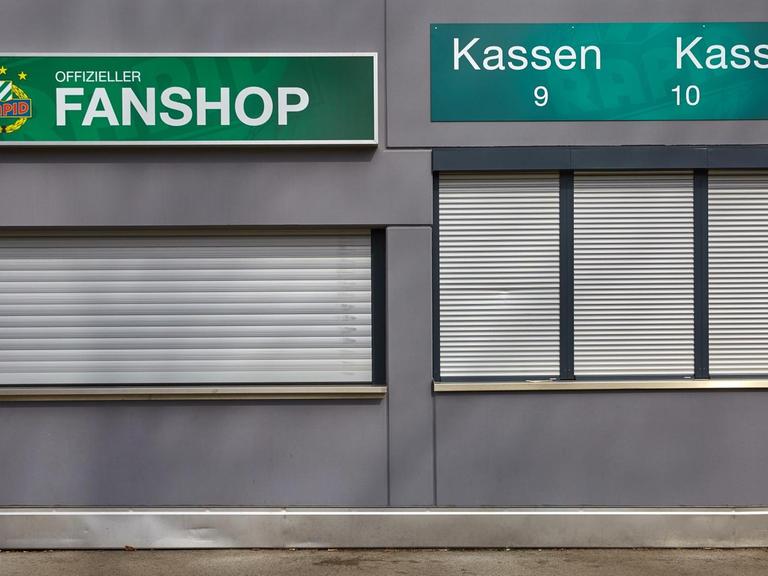 Sportveranstaltung, Sportveranstaltungen, Geisterspiel, Veranstaltung, SK Rapid Wien, Allianz Stadion, Weststadion, Bundesliga, Absage, Absagen, Verschieben, Verschiebung, Aussetzen, Stadion, Stadien, ohne Zuschauer, verwaist, leer, leere Sitzplätze, Tribüne, Ränge, geschlossen, Schließung, Fußball, Fußballplatz, Fans, Zuseher, Eindämmung der Epidemie, Stoppen, Ausbreitung des Virus, Coronavirus, Corona, Infektion, Krankheit, CCV, Covid-19, 2019-nCoV, SARS-CoV-2, Panik, Sorge, Schutzzone, Sperrzone, Notdekret, Dekret, wenig soziale Kontakte, kein Match, keine, Stillstand, Symbolfoto, Symbol - 20200314_PD5207 |