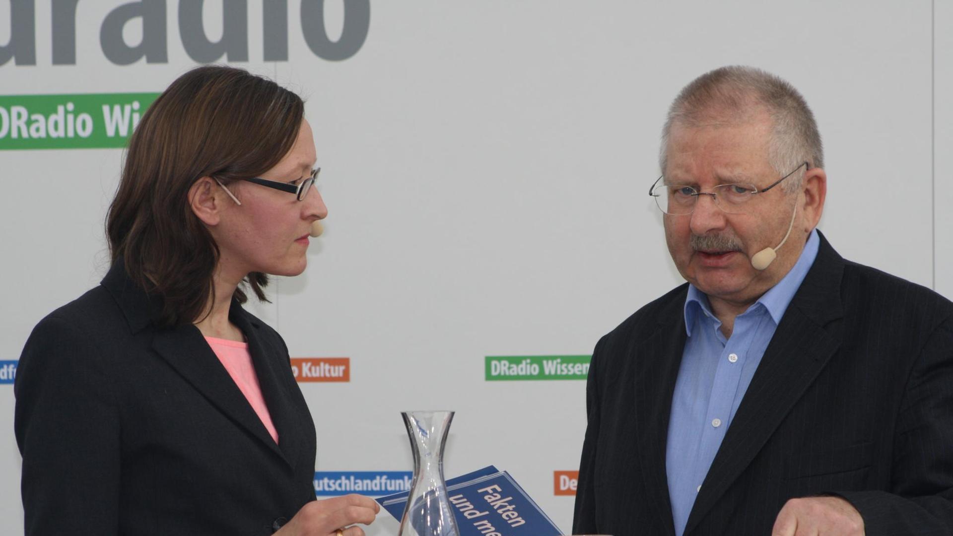 Monika Dittrich (links) im Gespräch mit Siegfried Suckut auf der Leipziger Buchmesse am Stand von Deutschlandradio