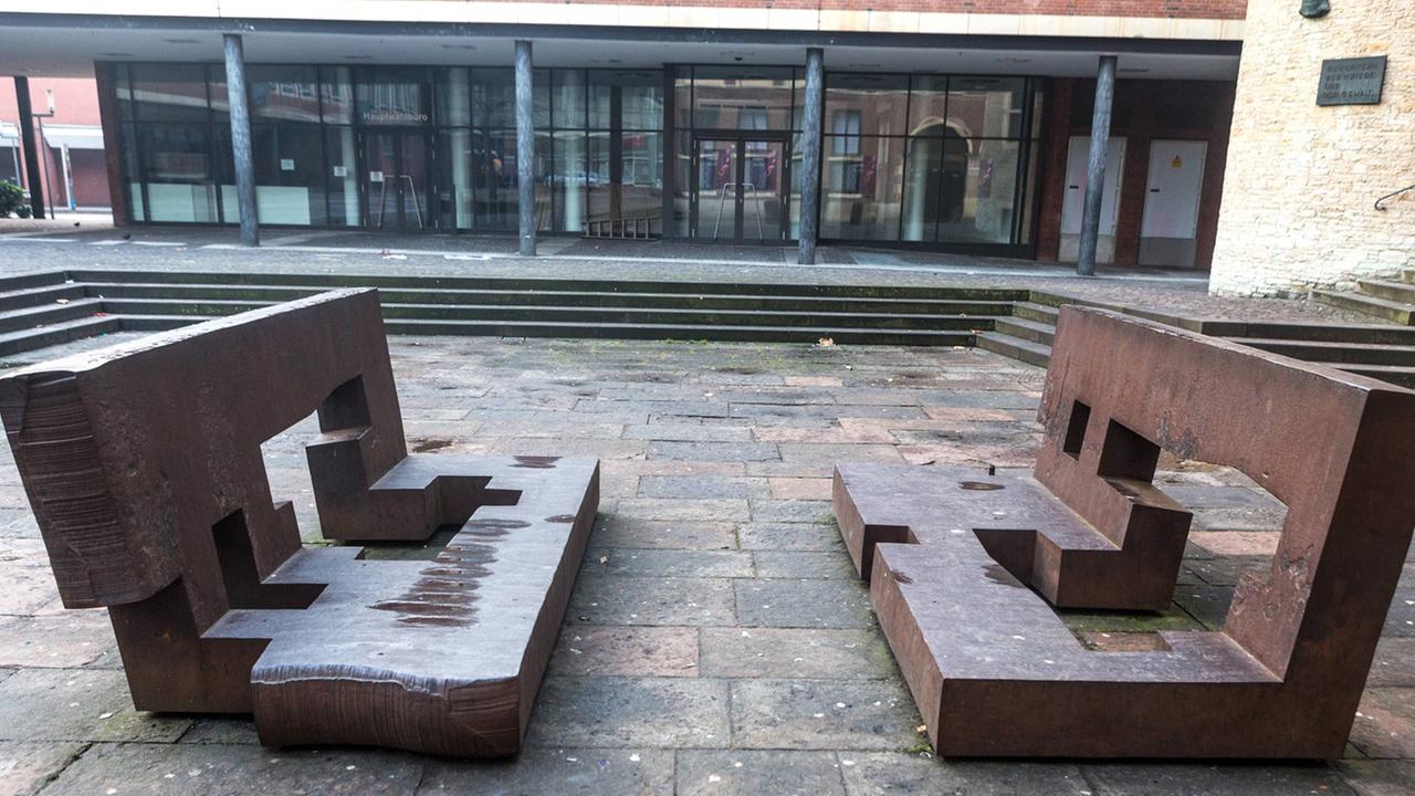 Die Skulptur "Toleranz durch Dialog" des baskischen Bildhauers Eduardo Chillida auf dem Rathausinnenhof in Münster am 1.1.2015