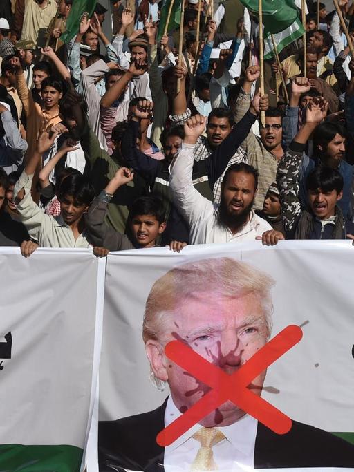 In der pakistanischen Stadt Karachi protestieren Menschen gegen US-Präsident Trump (2.1.18)