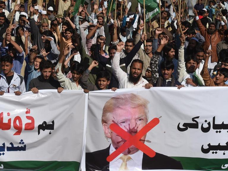 In der pakistanischen Stadt Karachi protestieren Menschen gegen US-Präsident Trump (2.1.18)