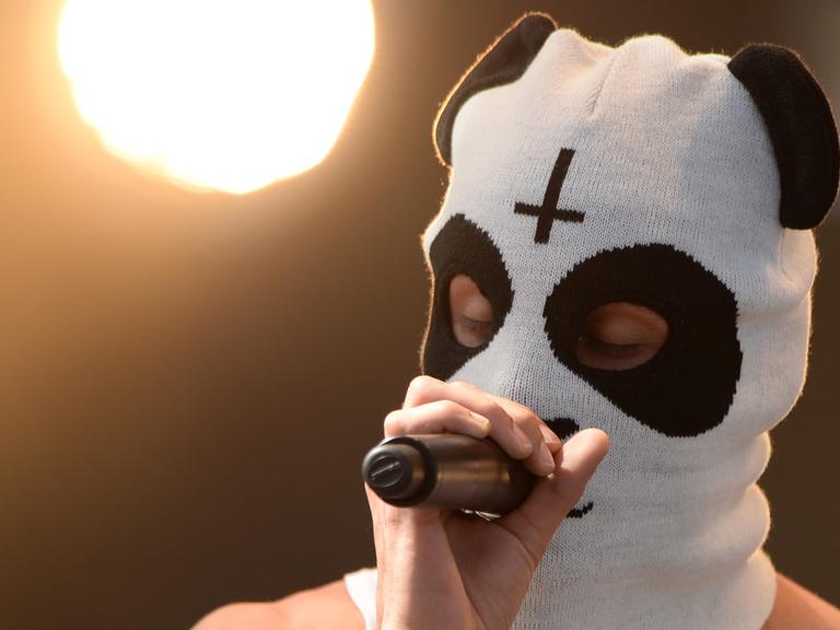 Panda-Rapper CRO tritt auf der Seebühne in Bregenz, Vorarlberg in Österreich, vor Tausenden von Zuschauern auf, Juni 2014.